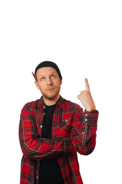 Beyaz tenli başarılı bir mimarın dikey portresi. Ekose gömlekli bir adam yukarı bakıyor..