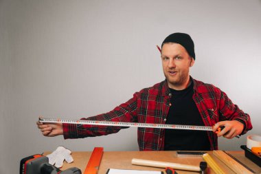 Marangozluk yapan, sakallı, vahşi bir beyaz adamın portresi. Marangoz konsepti.