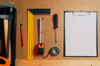 İnşaatçı işyerinde bir ahşap bar ölçer. İçerde ve dışarıda marangozluk kavramı. Marangoz erkek marangoz bir marangoz