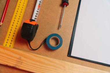 İnşaatçı işyerinde bir ahşap bar ölçer. İçerde ve dışarıda marangozluk kavramı. Marangoz erkek marangoz bir marangoz