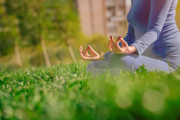 Руки Крупным Планом Намасте Молодая Кавказская Девушка Практикует Медитацию Йоги — стоковое фото