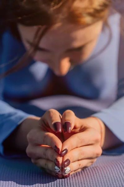 Manos Cerca Namaste Joven Chica Caucásica Practica Yoga Meditación Aire — Foto de Stock