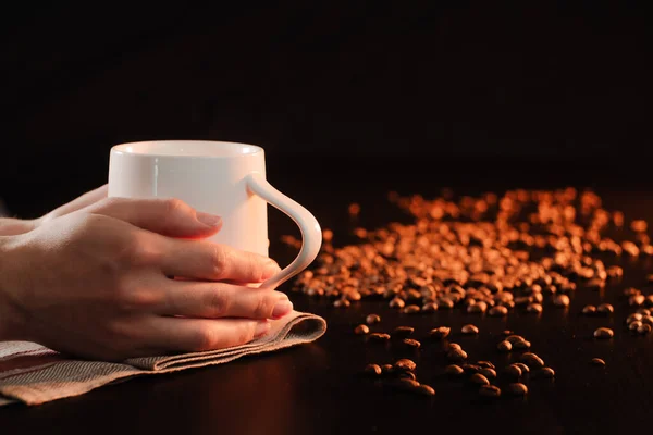 Närbild Kvinnliga Händer Håller Kaffekopp Med Nybryggt Kaffe Begreppet Värme — Stockfoto