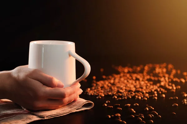 Närbild Kvinnliga Händer Håller Kaffekopp Med Nybryggt Kaffe Begreppet Värme — Stockfoto