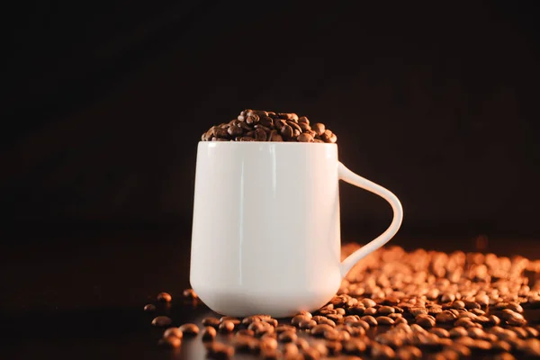 Vit Kaffekopp Fylld Med Rostade Mörka Kaffebönor Konceptet Att Kopiera — Stockfoto