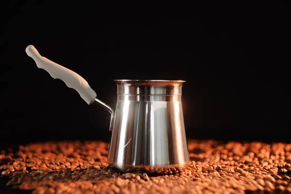 Nybryggt Kaffe Cezve Mörk Gyllene Bakgrund Bredvid Utspridda Rostade Kaffebönor — Stockfoto