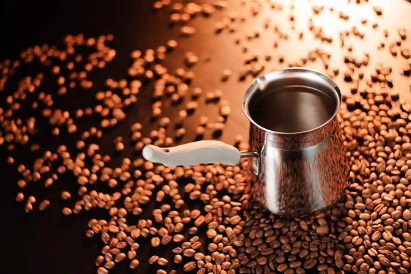 Nybryggt Kaffe Cezve Mörk Gyllene Bakgrund Bredvid Utspridda Rostade Kaffebönor — Stockfoto