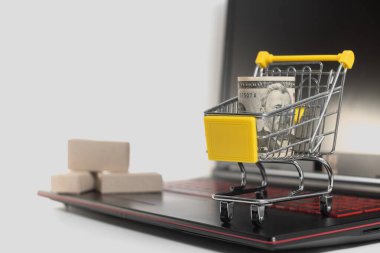İnternetten alışveriş konsepti. metin çevrimiçi alışveriş için dizüstü bilgisayarı üzerinde kopya alanı olan kutular ve sepet.