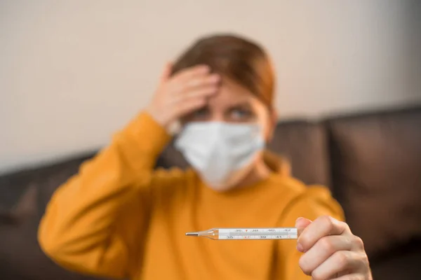 Énfasis Termómetro Para Medir Temperatura Niña Enferma Sentada Cuarentena Casa —  Fotos de Stock