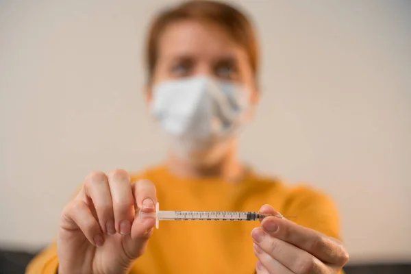 Enfócate Jeringa Con Medicamentos Para Tratamiento Del Virus Una Niña —  Fotos de Stock