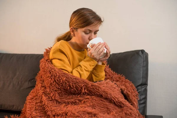 Una Chica Triste Llora Frunce Ceño Sopla Bebe Antipirético Del — Foto de Stock