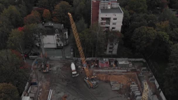 Överblick Över Byggarbetsplatsen För Framtida Flervåningshus Begreppet Att Lägga Grunden — Stockvideo