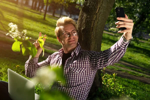Retrato Joven Guapo Caucásico Parque Tomando Una Selfie Concepto Reunión — Foto de Stock