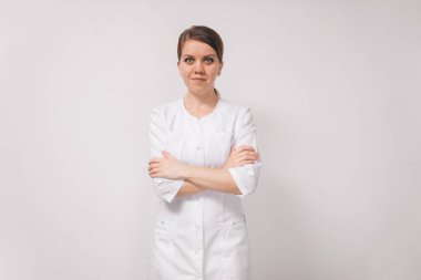 Genç bayan profesyonel doktor, arka planda izole edilmiş. Doğrudan kameraya bak..