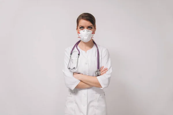 Jonge Vrouwelijke Professionele Arts Houdt Iets Een Lege Hand Geïsoleerd — Stockfoto