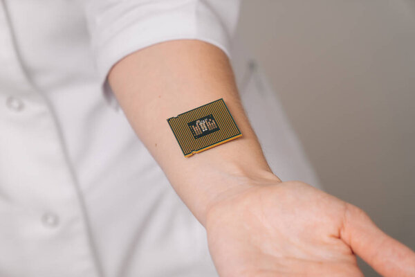 Женщина-врач показывает на своей руке, как вставить микрочип идентификации данных людей. Концепция инноваций
.