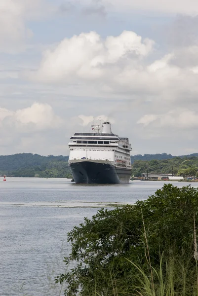 Krydstogtskib i Panama Canal - Stock-foto