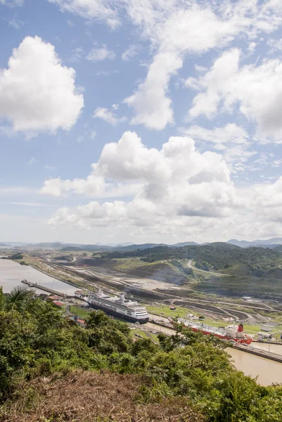 Kryssningsfartyg i Panamakanalen — Stockfoto