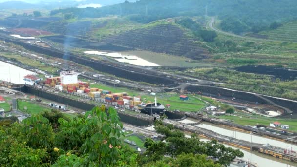 Vrachtschip in panama canal — Stockvideo