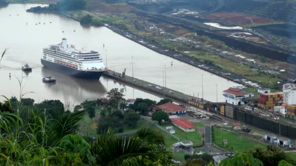 Crucero (Hollandamerica cruise Line) en el Canal de Panamá — Vídeos de Stock