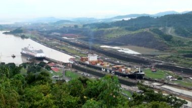 panama kanalı kargo gemisiyle