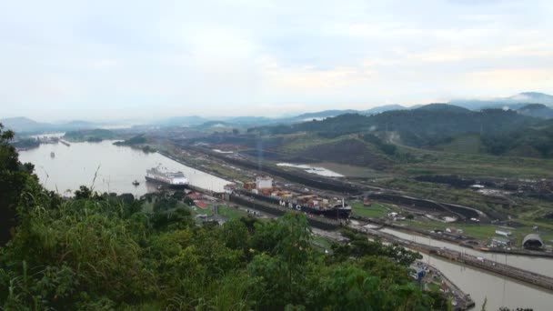 Canal do Panamá em um dia de nuvem de verão — Vídeo de Stock