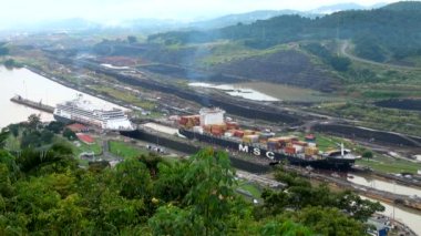 panama kanalı kargo gemisiyle