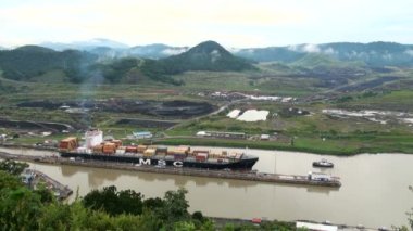 panama kanalı kargo gemisiyle