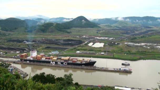 Vrachtschip in panama canal — Stockvideo