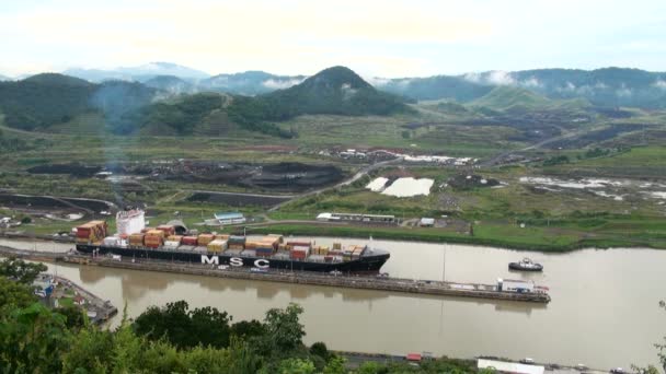 Vrachtschip in panama canal — Stockvideo