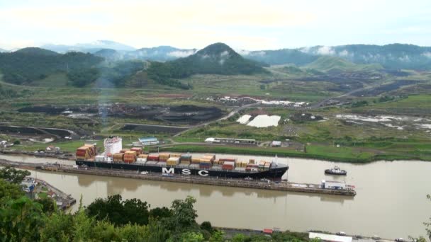 Vrachtschip in panama canal — Stockvideo