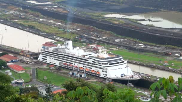 Kryssningsfartyg (Hollandamerica cruise Line) i Panamakanalen — Stockvideo