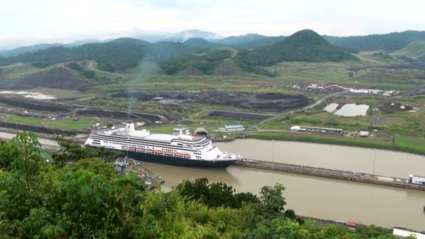 Cruiseschip (Hollandamerica cruise Line) in Panama kanaal — Stockvideo