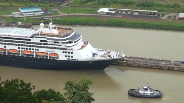 Bateau de croisière (Hollandamerica Cruise Line) dans le canal de Panama — Video