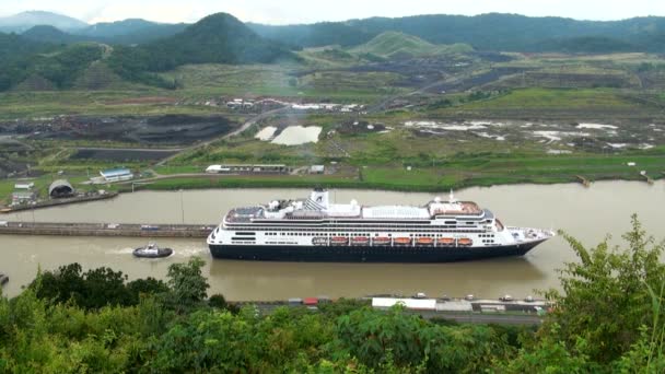 Круизное судно (круизная линия Голландской Америки) по Панамскому каналу — стоковое видео