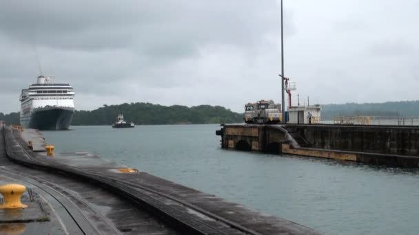 Navio de cruzeiro (Hollandamerica cruise Line) no Canal do Panamá — Vídeo de Stock