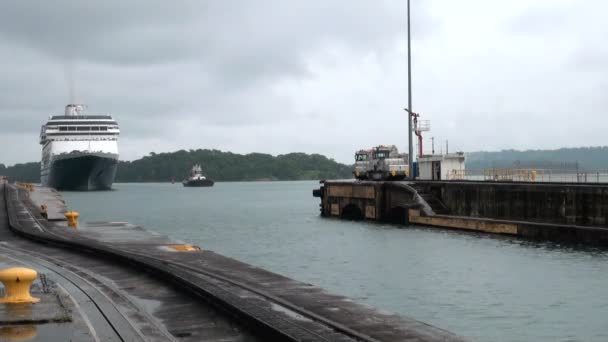 Navio de cruzeiro (Hollandamerica cruise Line) no Canal do Panamá — Vídeo de Stock