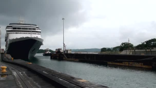 Круизное судно (круизная линия Голландской Америки) по Панамскому каналу — стоковое видео