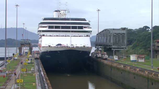 Cruiseschip (Hollandamerica cruise Line) in Panama kanaal — Stockvideo