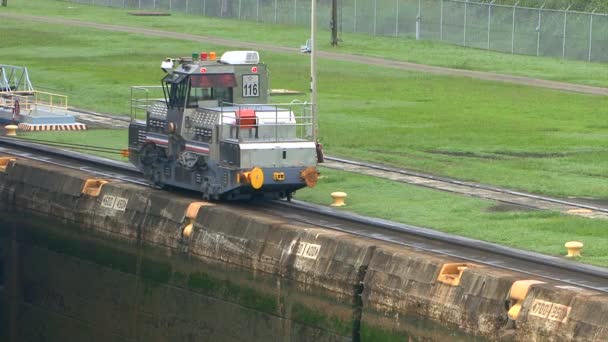 Canal do Panamá em um dia de nuvem de verão — Vídeo de Stock