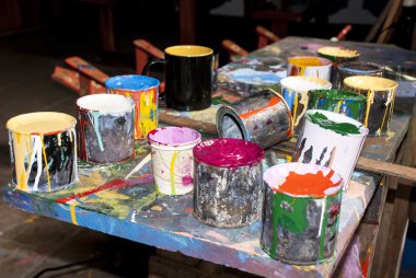 Boya şişeleri, fırçalar ve boya kalıpları