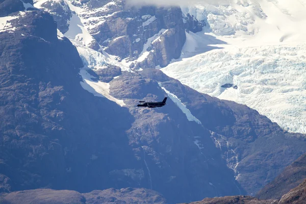 Militair vliegtuig in Chileense Fijords — Stockfoto