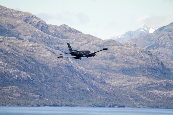 Avion militaire dans les fjords chiliens — Photo