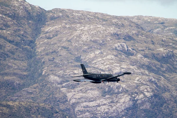 Военный самолет на чилийских Фиджордах — стоковое фото