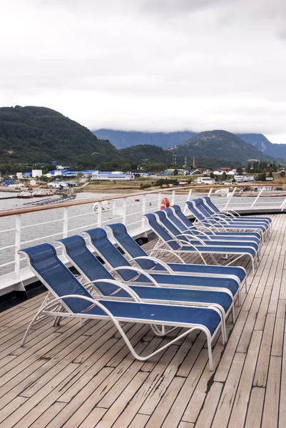 Vrije tijd - Lounge stoelen op het dek van het cruiseschip — Stockfoto