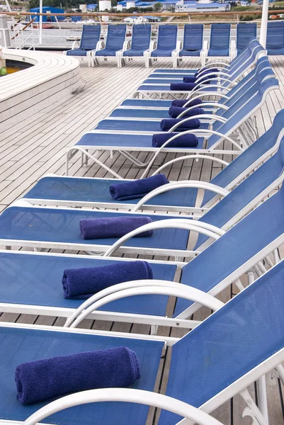 Loisirs - Chaises longues sur le pont du bateau de croisière — Photo