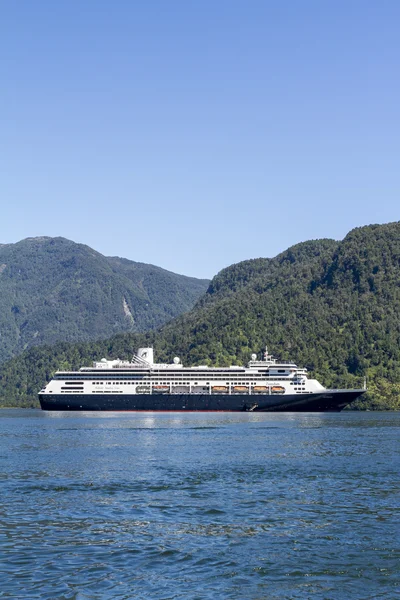 Kryssningsfartyg släpper Passage av chilenska fjordarna — Stockfoto