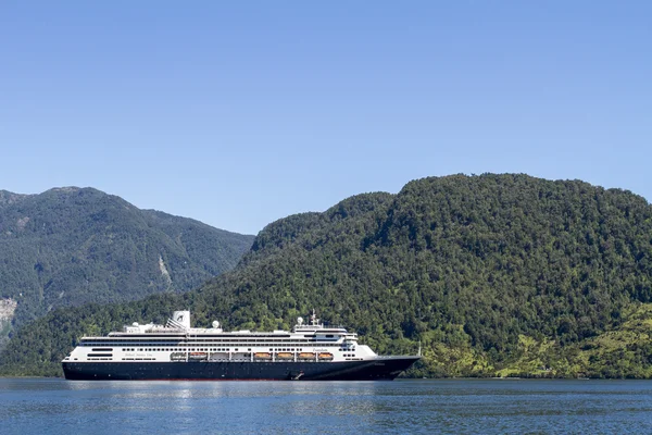 Cruiseschip binnen Passage van de Chileense fjorden — Stockfoto