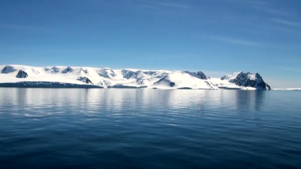 Cruisen in Antarctica - sprookjeslandschap — Stockvideo