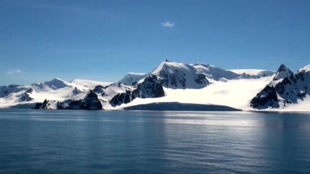 Cruisen in Antarctica - sprookjeslandschap — Stockvideo